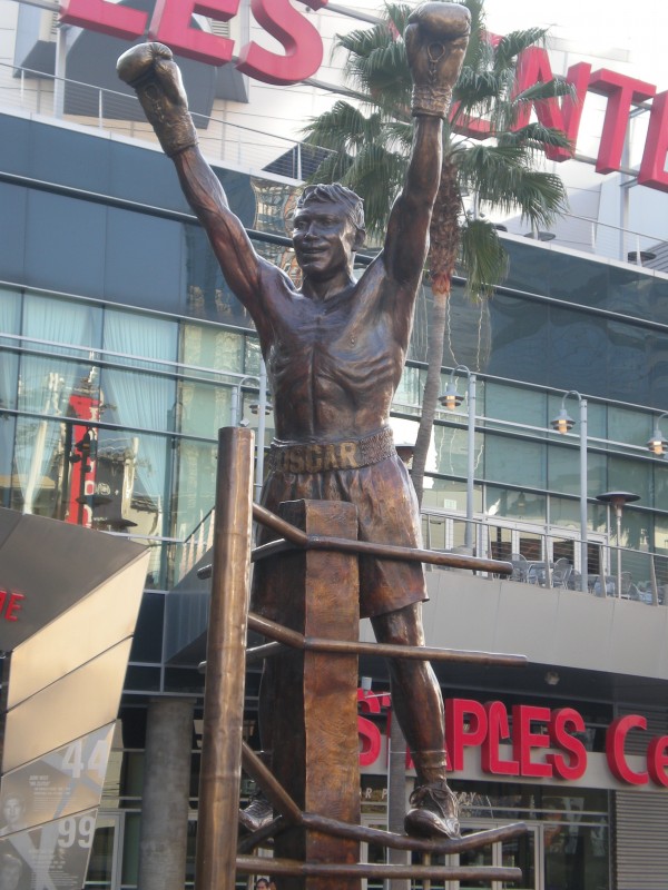 Статуя Оскара Де Ла Хойи возле Staples Center в Лос-Анджелесе