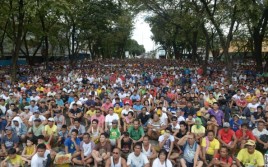 Филиппинцы болеют за Пакьяо во время его поединка против Риоса