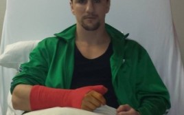 Марко Хук сломал палец, бой с Ларджетти отменён