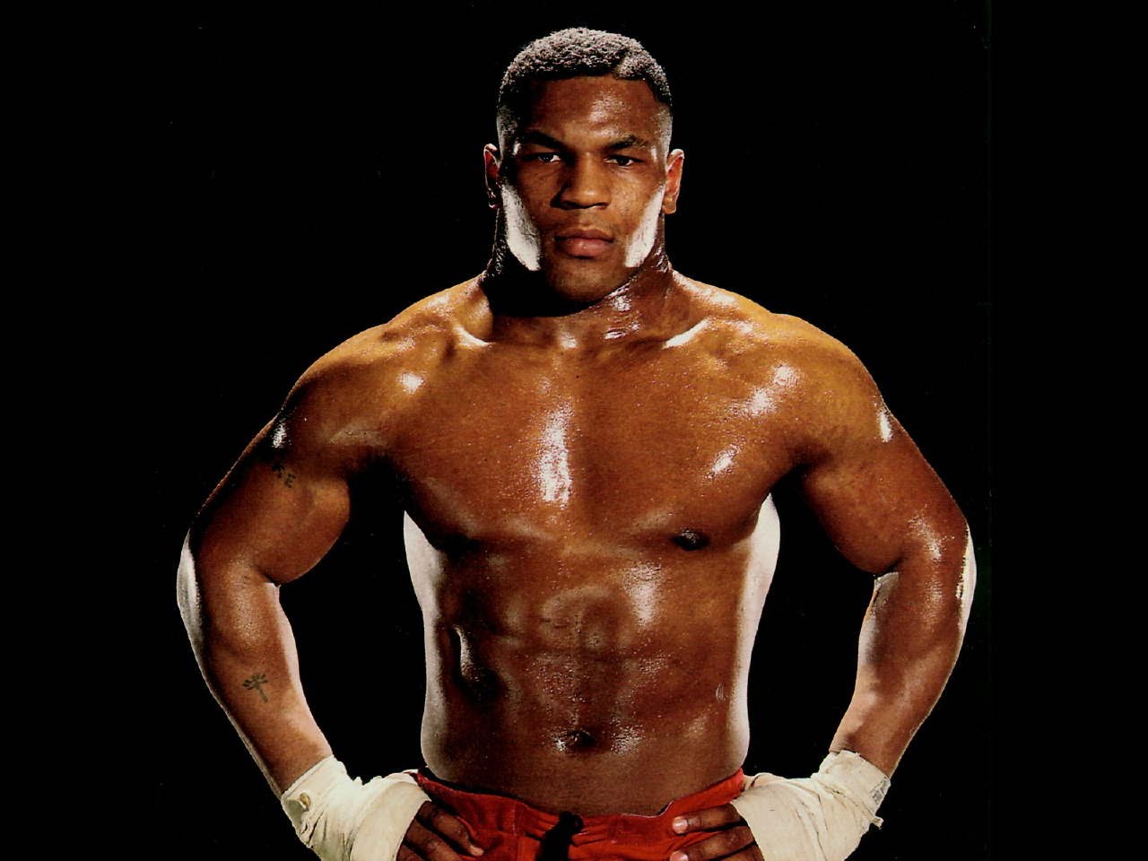 Mike Tyson с чемпионским поясом