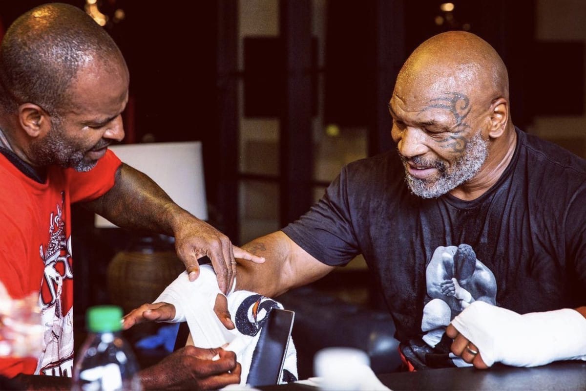 Майка тайсона и роя. Майк Тайсон. Mike Tyson 2020. Майк Тайсон 2020. Бой Тайсона 2020.