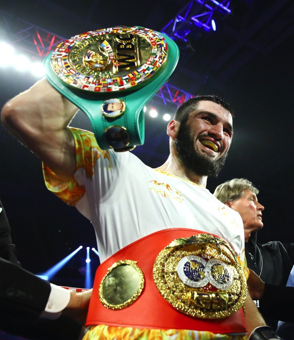 Избили чемпиона по боксу. Бивол Бетербиев.