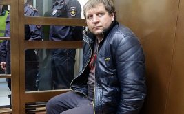 Александр Емельяненко попал в скандал с перчатками и обманом