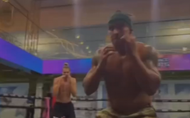 Обезумевший украинский боксер Александр Усик ошарашил общественность своей формой